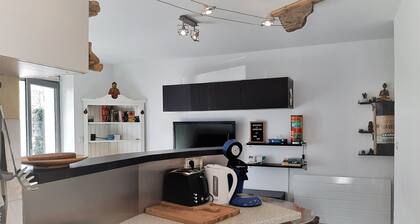Cozy 4-Person Apartment Steps from Beach, BBQ, WiFi & Parking