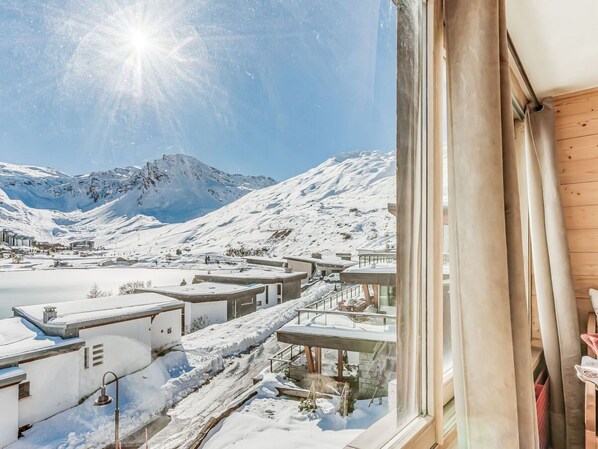 A snowy mountain landscape with a clear sky and a bright sun. - Spacious Premium 4-Room Duplex in Tignes with Wifi (Tignes)