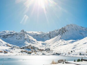 A snow-covered mountain landscape with a town in the foreground and a lake. - Spacious Premium 4-Room Duplex in Tignes with Wifi (Tignes)