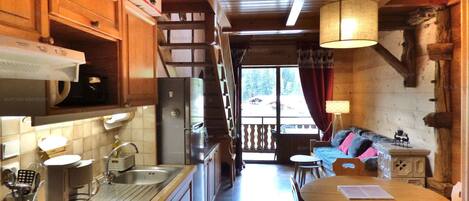 Køleskab, mikrobølgeovn, opvaskemaskine, kaffe-/temaskine