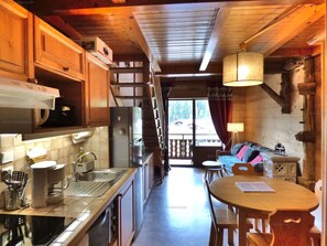 Een koelkast, een microgolfoven, een vaatwasser