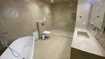 Ducha, secador de pelo, batas, pantuflas