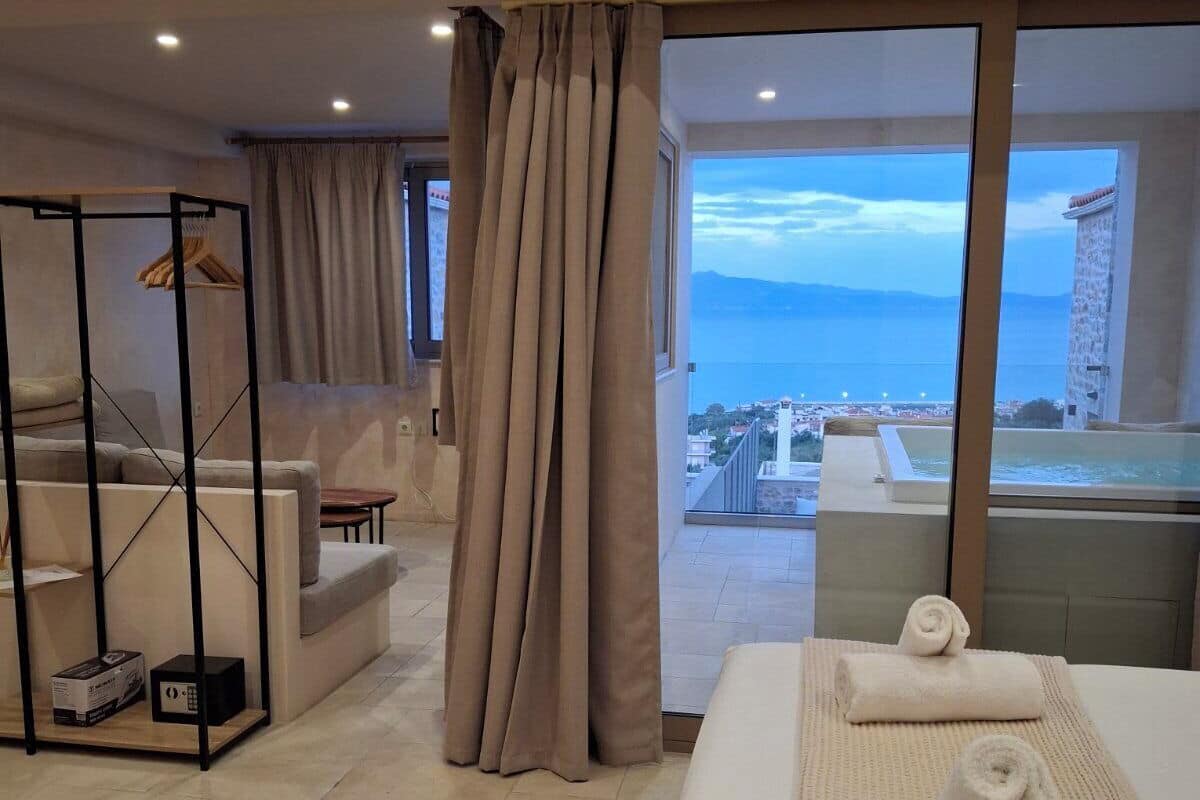 Suite Luxury, idromassaggio | 2 camere, una cassaforte in camera, tende oscuranti, ferro/asse da stiro
