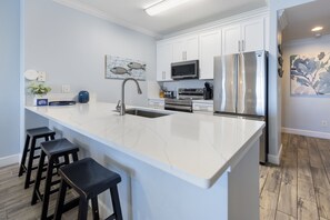 ثلاجة، ميكروويف، فرن، موقد طهي مسطح