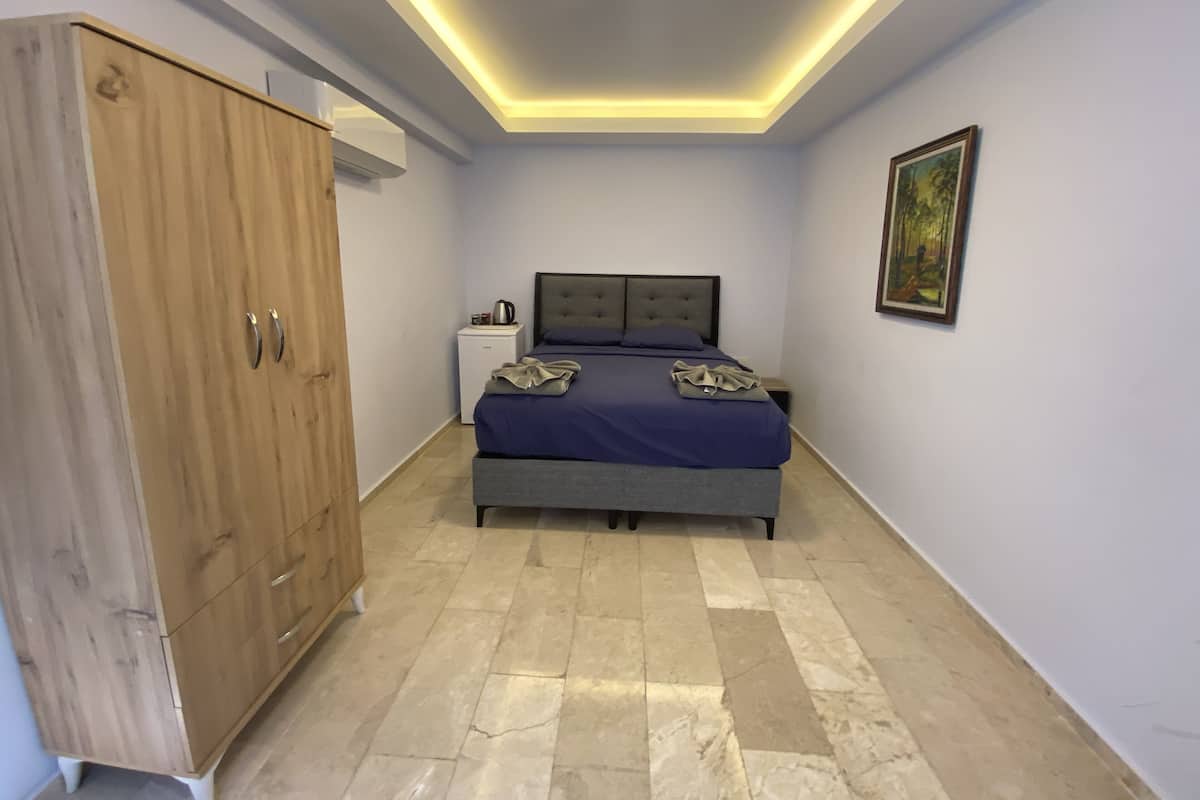 Een minibar, gratis wifi, beddengoed