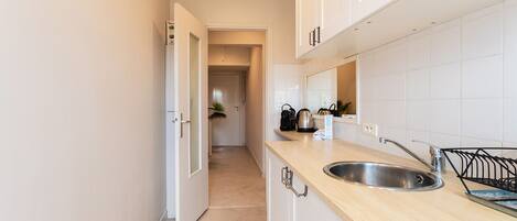 Kühlschrank, Mikrowelle, Wasserkocher mit Kaffee-/Teezubehör