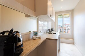 Kühlschrank, Mikrowelle, Wasserkocher mit Kaffee-/Teezubehör