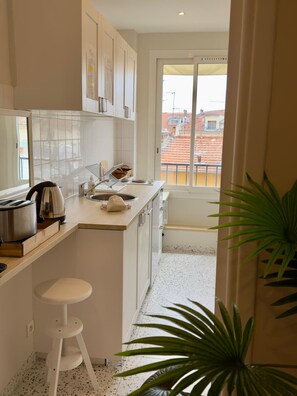 Réfrigérateur, micro-ondes, cafetière/bouilloire, bouilloire électrique