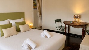 A hotel room with a bed, a chair, a small table, and a lamp. - URBAN AP4346 By Riviera Holiday Homes (Niza)