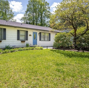 Exterior - Oaken Hill with Hot Tub, Fire Pit, Fenced yard (Black Mountain)