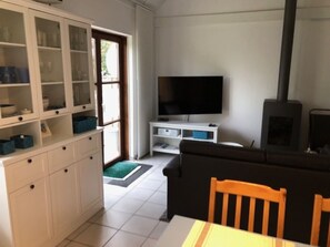 Smart-tv, een open haard en een stereo