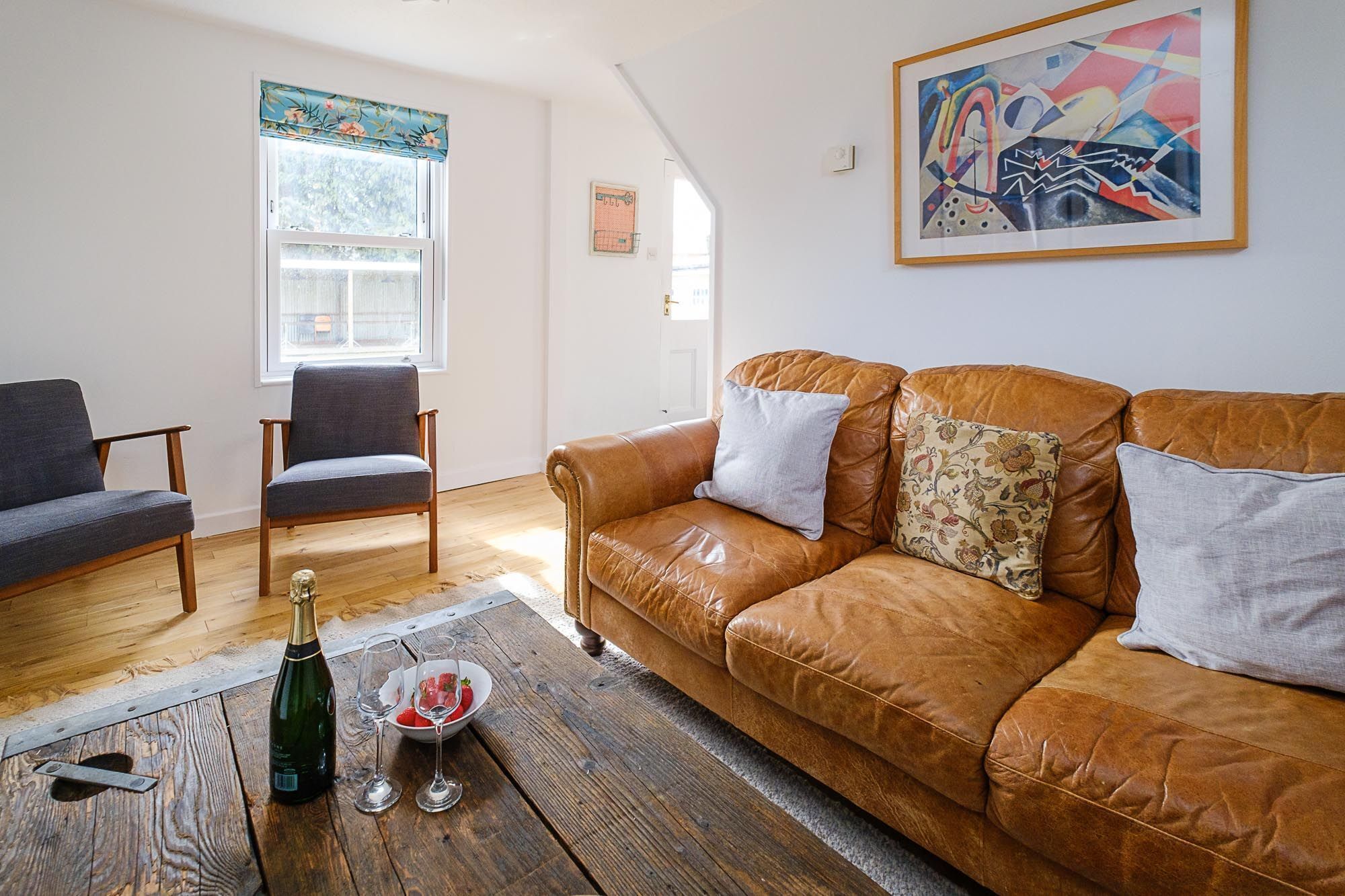 Frogmore Cottage - Sleeps 8 Guests  In 4 Bedrooms - Suffolk