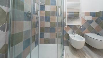 Camera Basic | Bagno | Asciugacapelli, bidet, asciugamani