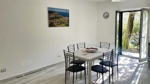 Basic Room | Living area | 32-inch Smart TV with cable channels, TV - The smile of the sun (Sorrento)