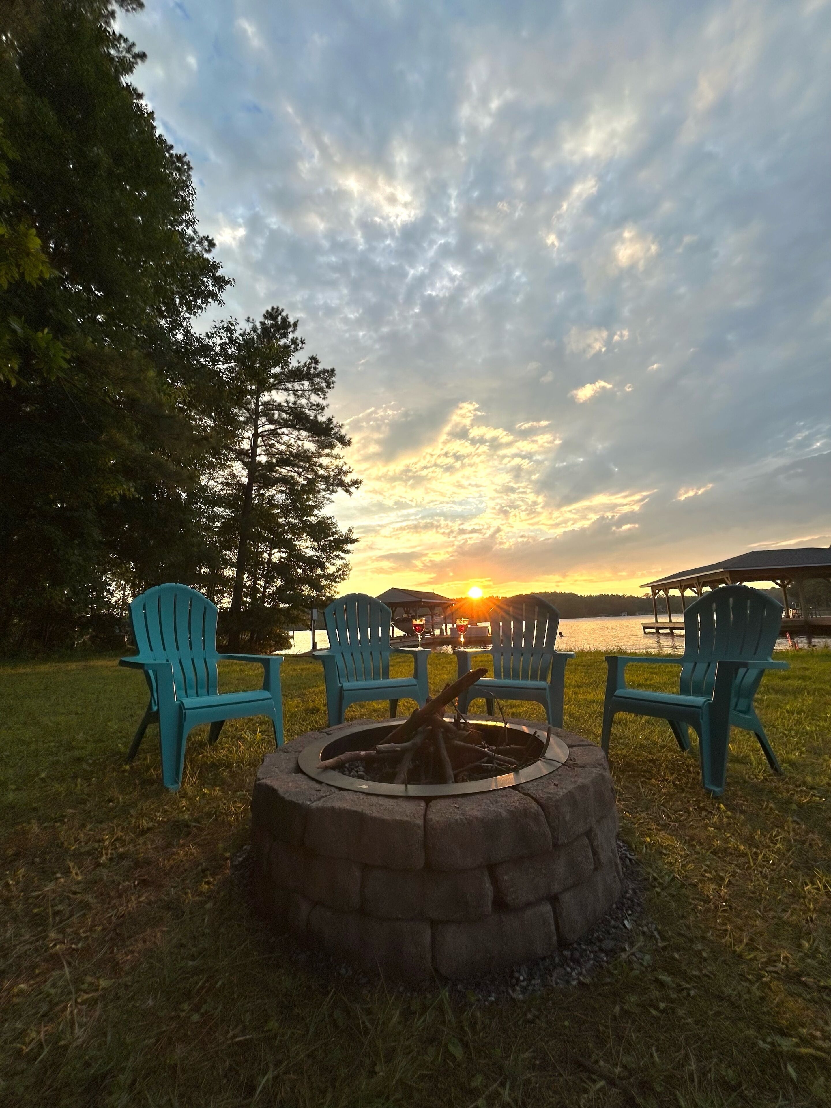 Evergreen Escape- Cozy Updated Waterfront Home, Lake Anna Private Side