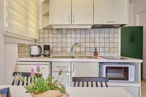 Fridge, microwave, stovetop, coffee/tea maker