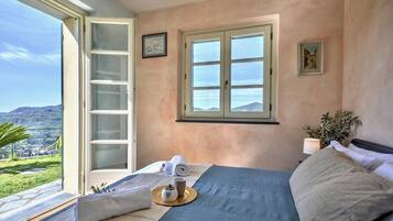 4 bedrooms, desk, iron/ironing board, free WiFi