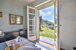 4 bedrooms, desk, iron/ironing board, free WiFi