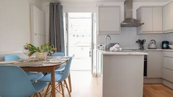 Geladeira, lava-louças, chaleira elétrica, torradeira