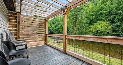 Moon River: Riverfront w/Grill + Fire Pit | Close to GSMNP!