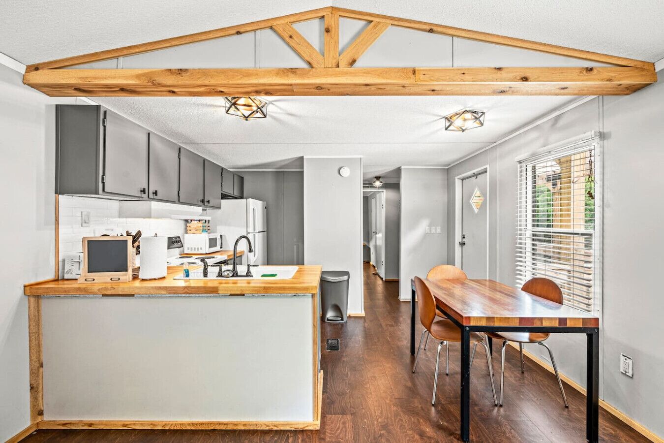 Een koelkast, een magnetron, een oven, een kookplaat