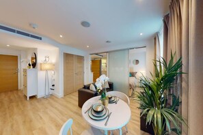 Apartment, 1 Queen Bed with Sofa bed | Dining