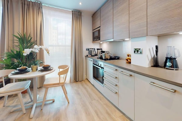 Apartment, 1 Queen Bed with Sofa bed | Private kitchen | Fridge, microwave, oven, stovetop