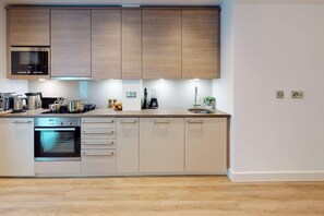 Apartment, 1 Queen Bed with Sofa bed | Private kitchen | Fridge, microwave, oven, stovetop