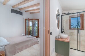 3 makuuhuonetta, vauvan matkasänky