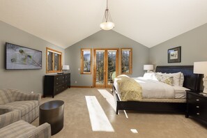 5 bedrooms, desk, iron/ironing board, WiFi