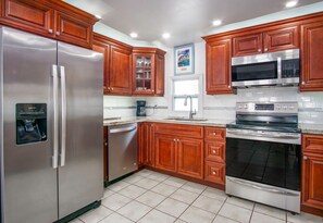 Oven, stovetop, coffee/tea maker, cookware/dishes/utensils