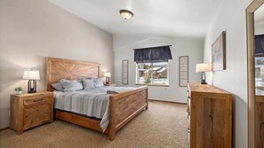 3 bedrooms, iron/ironing board, free WiFi, bed sheets - Altitude Adjustment (Red Lodge)