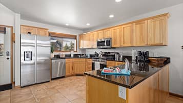 KylskÄp, mikrovÄgsugn, ugn och spishÀll