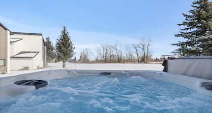 Altitude Adjustment - on golf course, less than 15 minutes to ski, WiFi, dog friendly, hot tub.