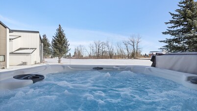 Altitude Adjustment - on golf course, less than 15 minutes to ski, WiFi, dog friendly, hot tub.