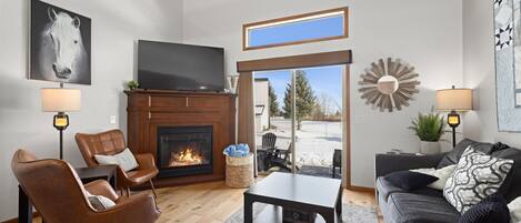 Smart-tv, een open haard, een dvd-speler en tafelvoetbal