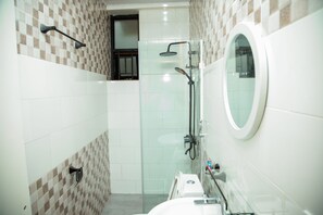 Douche, douche à « effet pluie », articles de toilette gratuits