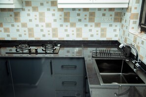Microwave, coffee/tea maker, electric kettle -  JLD Apartments (Kigali)