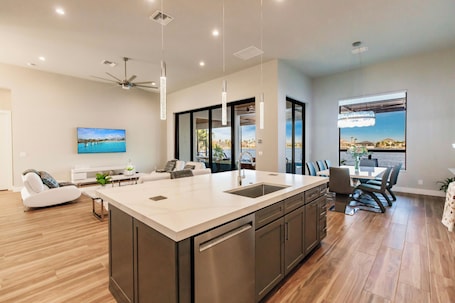 Interior. Skyline Paradise Charming 5-bedroom house with WiFi and AC in lovely Cape Coral