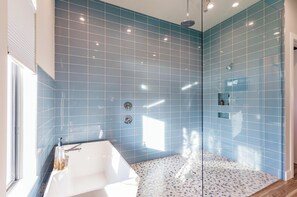 Secadora de cabello, toallas, jabón, papel de baño 