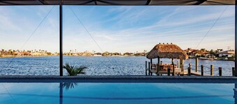 Skyline Paradise Charming 5-bedroom house with WiFi and AC in lovely Cape Coral