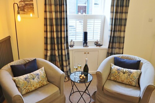 14 Union Street - sleeps 4 guests  in 2 bedrooms