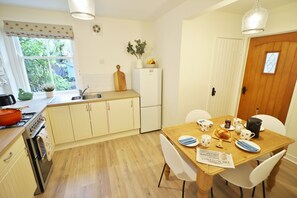 Fridge, microwave, high chair, ice maker - 14 Union Street - sleeps 4 guests  in 2 bedrooms (Kirkcudbright)
