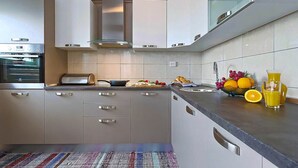 Appartement, meerdere bedden | Privékeuken | Een koelkast, een magnetron, een oven, een kookplaat