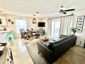 TV a schermo piatto, lettore DVD, libri