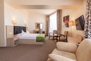 Premium Double Room, Sea View | Minibar, in-room safe, individually decorated, desk - Hotel Bueno (Constanta)