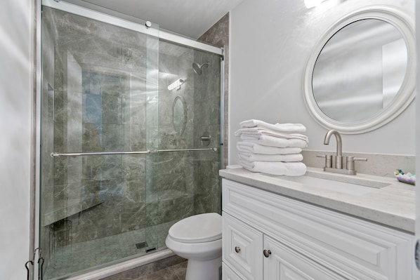 Combined shower/tub, towels