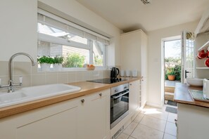 ثلاجة، ميكروويف، فرن، غسالة أطباق