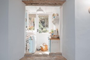 ثلاجة، ميكروويف، فرن، منضدة مطبخ