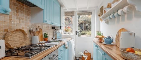 Réfrigérateur, micro-ondes, four, ßlots de cuisine